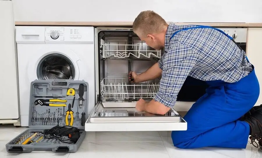 Gölyaka Hotpoint servisi teknisyen ekibi beyaz eşya tamiri yaparken